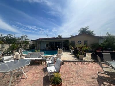 Seamless aluminum gutter install in St Petersburg, FL — Apr 2026