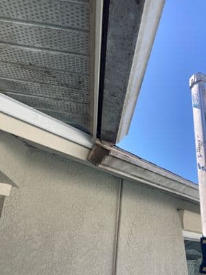 Seamless aluminum gutter install in Pinellas Park, FL — Apr 2025