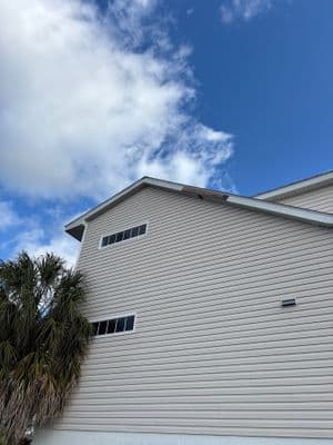 Seamless aluminum gutter install in Spring Hill, FL — Apr 2025